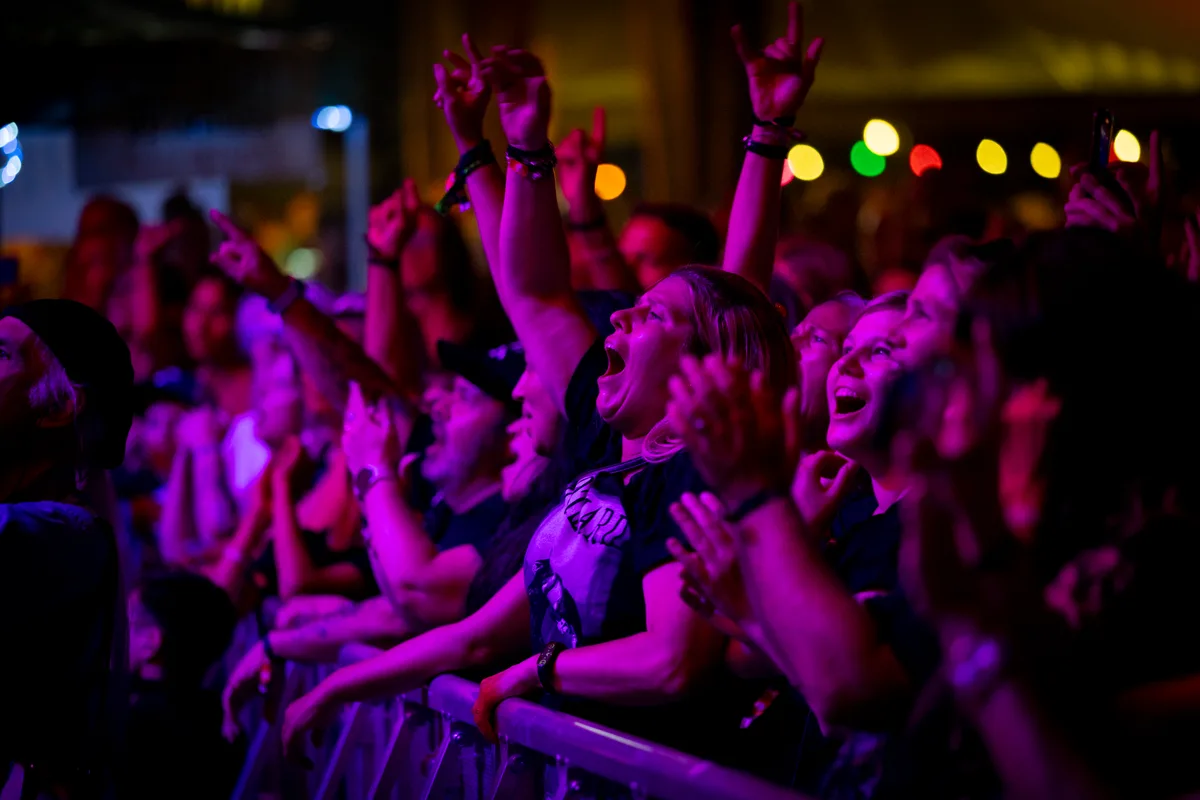 Den meisten im Publikum ist das egal. Es stehen Menschen hinter eine Abschrankung und singen laut.